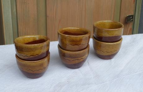 Poháriky medovej farby,