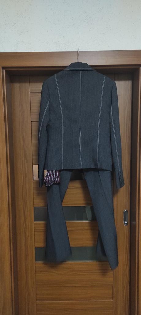 Nohavicový kostým, 42