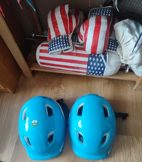 Prilby a boxovací vak s rukavicami, 