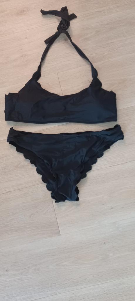 Krásne čierne plavky, 40