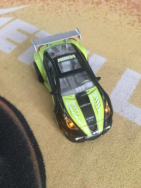 Kovove auto so zvukmi,