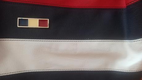 Kabelka biela modra cervena,