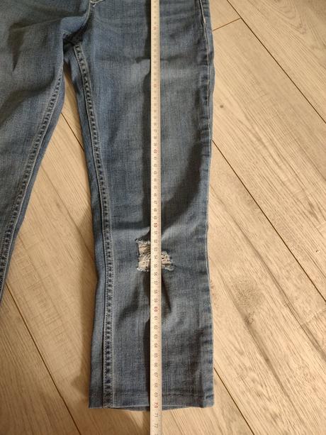 Tristvrtove jeginsy, 146