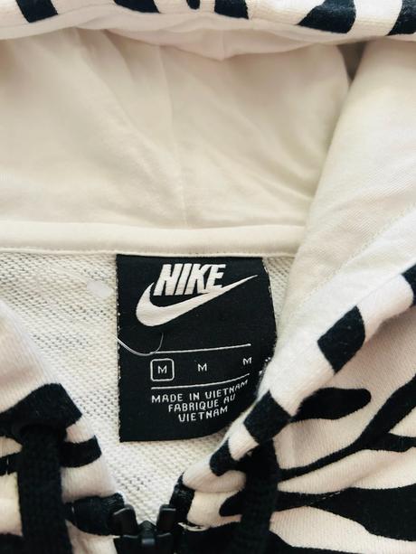 Štýlová mikina značky nike, pc 80 eur, nike