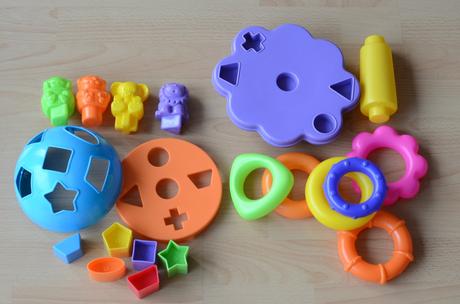 Vhadzovanie tvarov + navliekanie kruzkov,