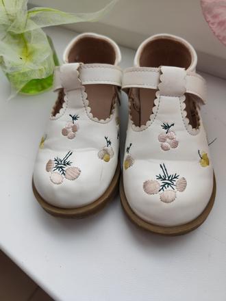 Kvetinové topánky, 23