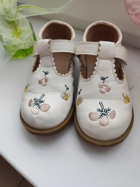 Kvetinové topánky, 23