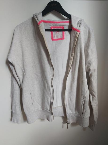 Biela mikina., atmosphere,40