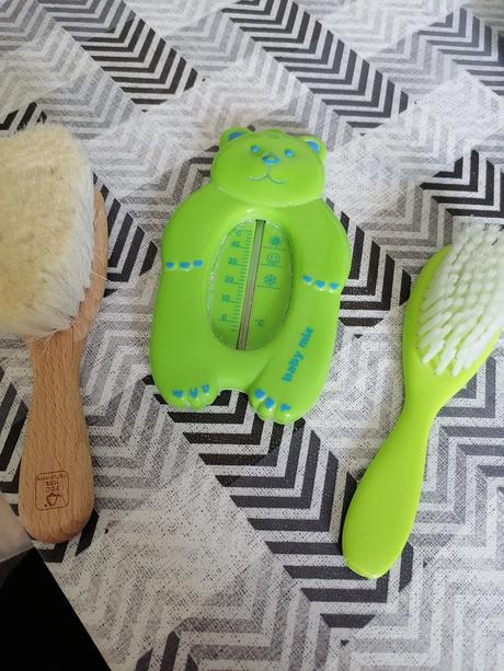 Kefy na vlásky a teplomer do vody,