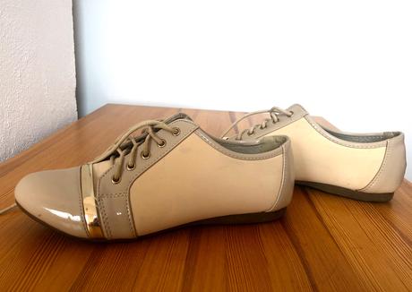 Béžové poltopánky so zlatým pásikom, 38