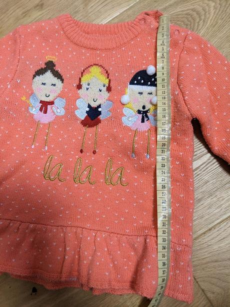 Svetrík s anjelikmi, 104