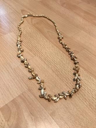 Náhrdelník z mušličiek,