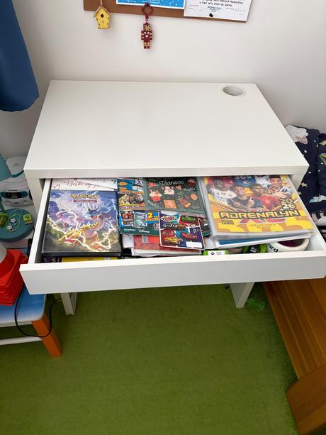 Písací stôl micke z ikea,
