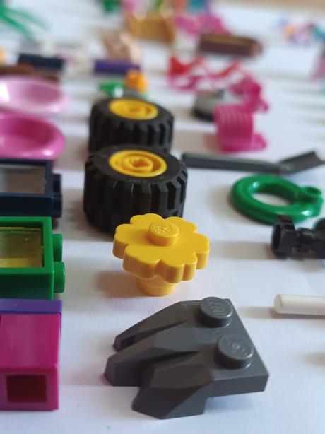 Lego postavička, lego doplnky, farebné vlasy, 