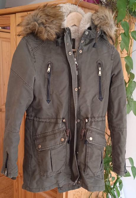 Predám teplú zimnú bundu s kožušinkou, top stav, bershka,s