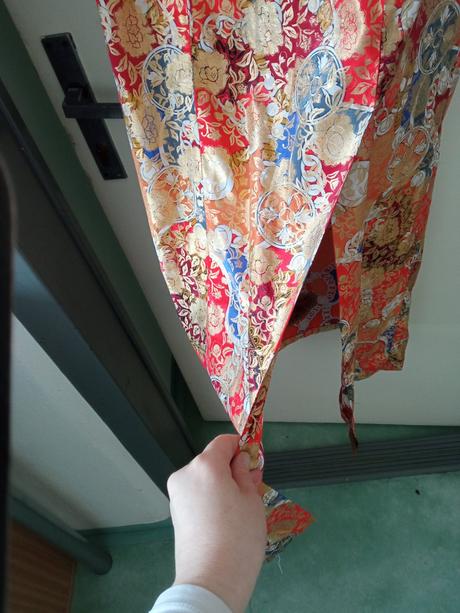 Extravagantné šaty, m