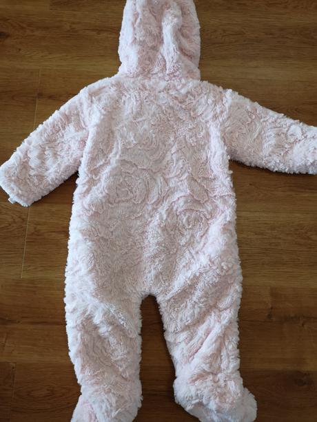 Overal na zimu, babaluno,74