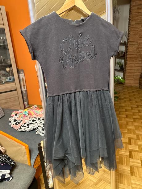 Sivé saty s volanmi, idexe,140