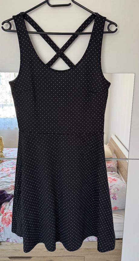 Čierne šaty s bodkami, 38