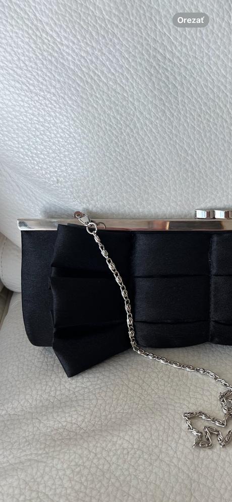 Saténová večerná taška s odnímateľnou retiazkou,