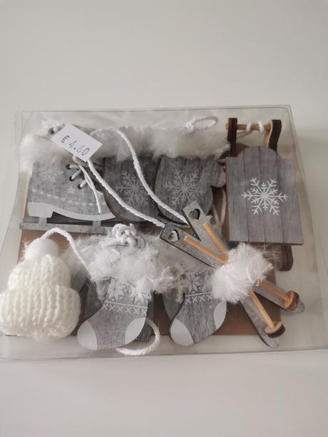 Svetlo-šedé ozdôbky, 