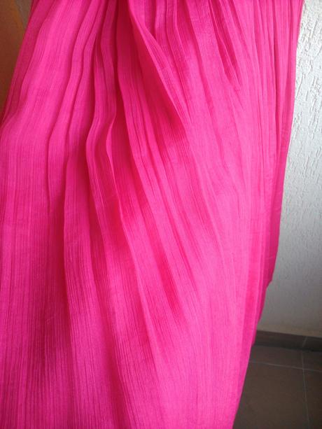 Nenosené cyklamenové šaty, s