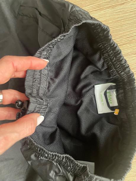 Nohavice do dažďa, 140