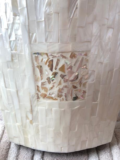 Box na servítky a váza z perlete, 