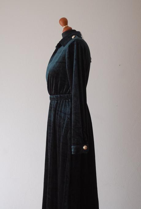 Elegantné smaragdovo zelené zamatové šaty, timeout,m