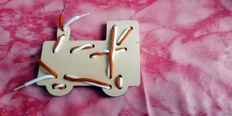 Navliekacia pomôcka - drevený vláčik,