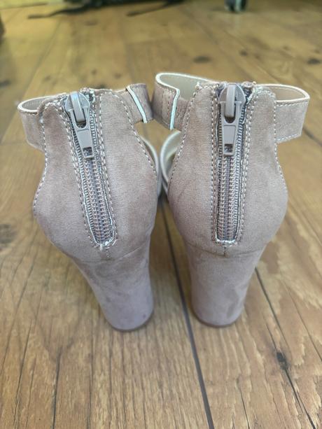 Sandále nenosené, 37