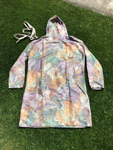 Krásne športové šaty s kapucňou, m