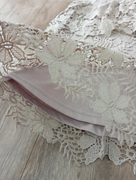 Krásne krajkové šaty, s