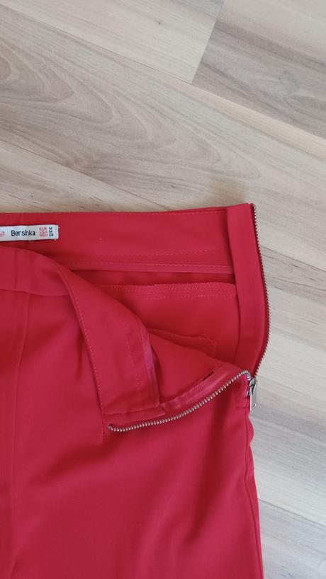 Červené nohavice, bershka,m