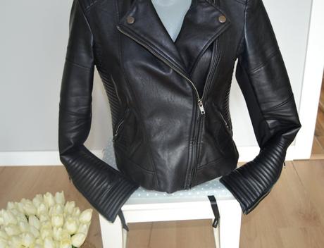 Štýlová dámska bunda čiernej farby s prešívaním, 38