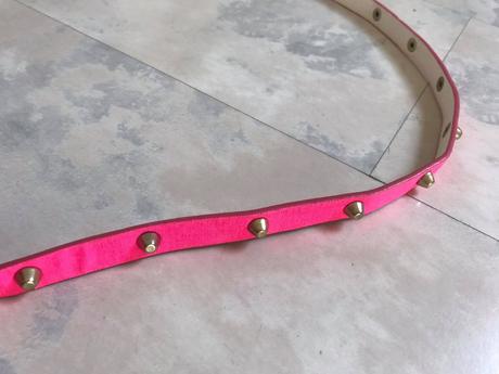 Neónkovo ružový opasok s kovovými ozdobami, 
