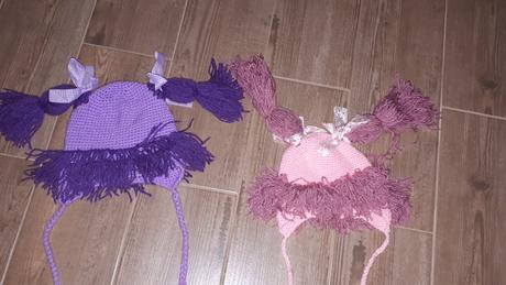 Čiapka s copíkmi-handmade, 80