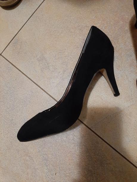 Čierne lodičky la strada, 38