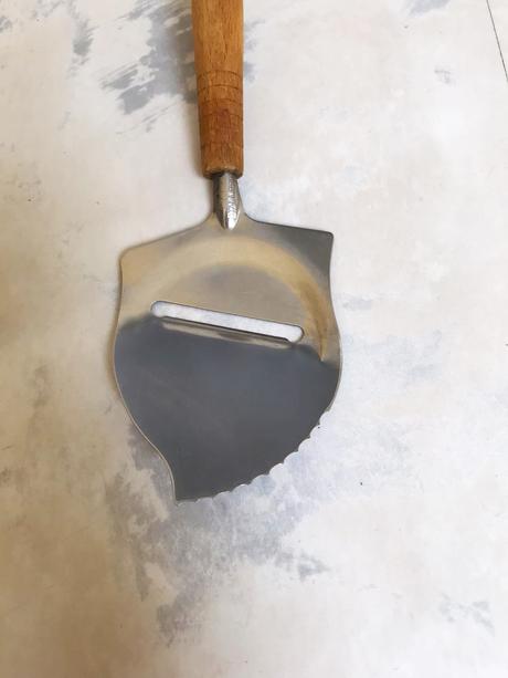 Nôž/krájač na syr - maslo,