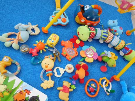 Deka modrá nová + hrkálky,