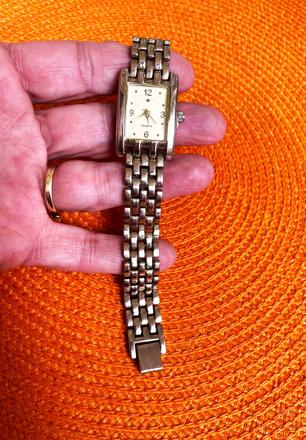 Staré náramkové hodinky, 