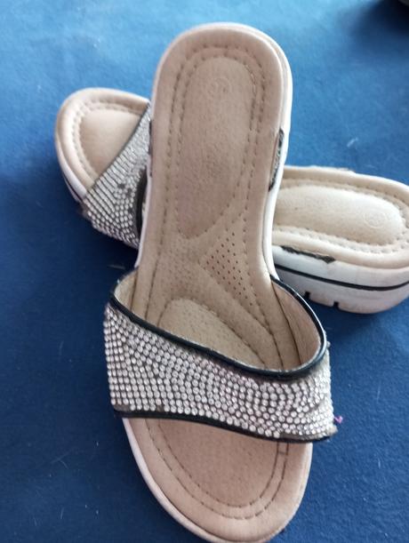 Šľapky s kamienkami, 31