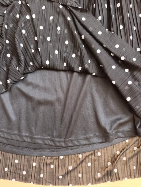 Bodkovana sukňa, 44