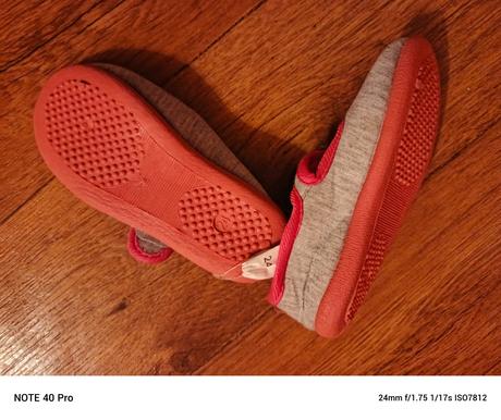 Dievčenske papučky, 24