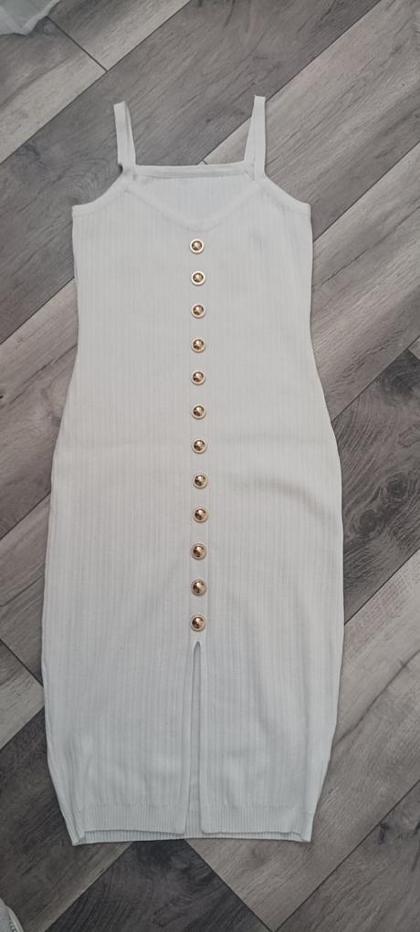 Biele šaty zo zlatými gombíkmi, m