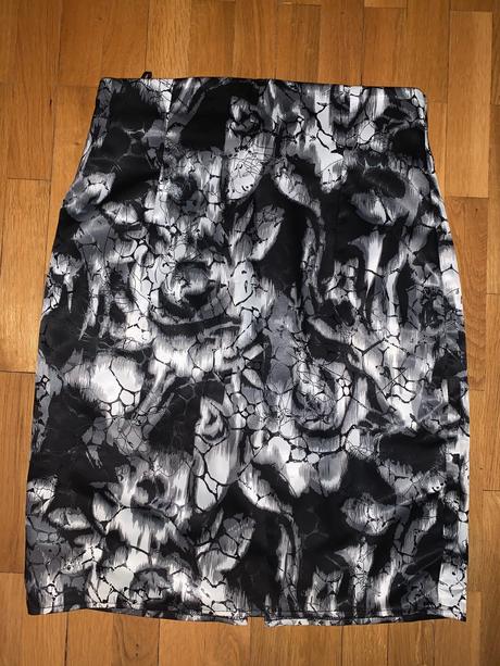 Čierna elegantná sukňa, m