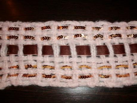 Luxusný šálik so zlatými flitrami,