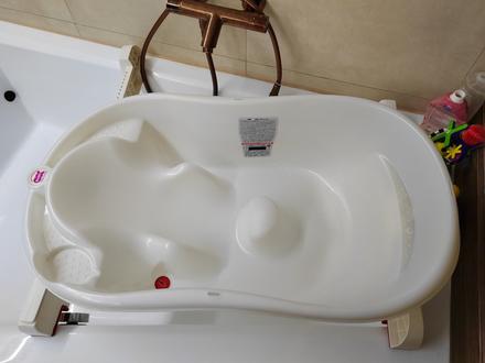 Nastaviteľná vanička s držiakmi,