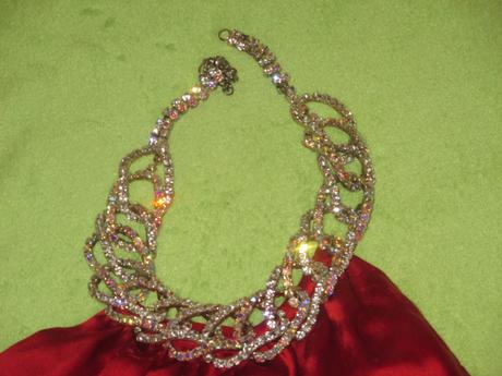 Luxusné šaty s kamienkami, s