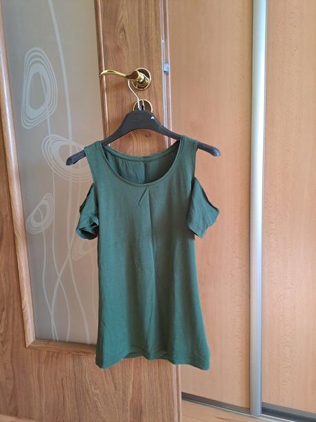 Tmavo zelene tričko s vyrezmi na ramenach, s